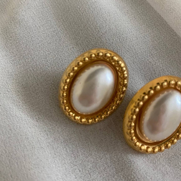 VTG Oval Ivory Pearl Gold Studded Halo Earrings - Picture 2 of 5
